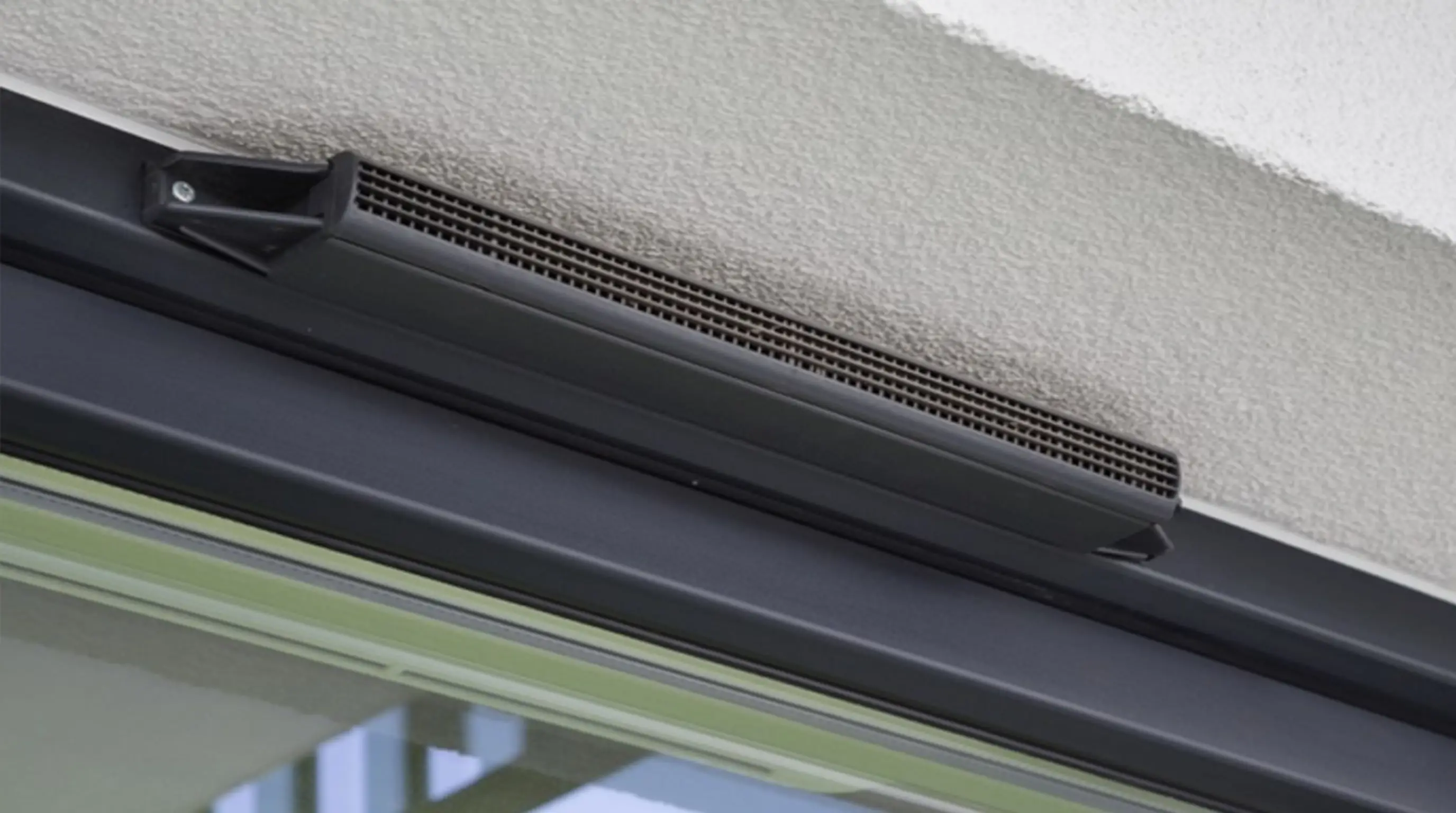 Montaż nawiewnika okiennego ciśnieniowego na oknie PCV