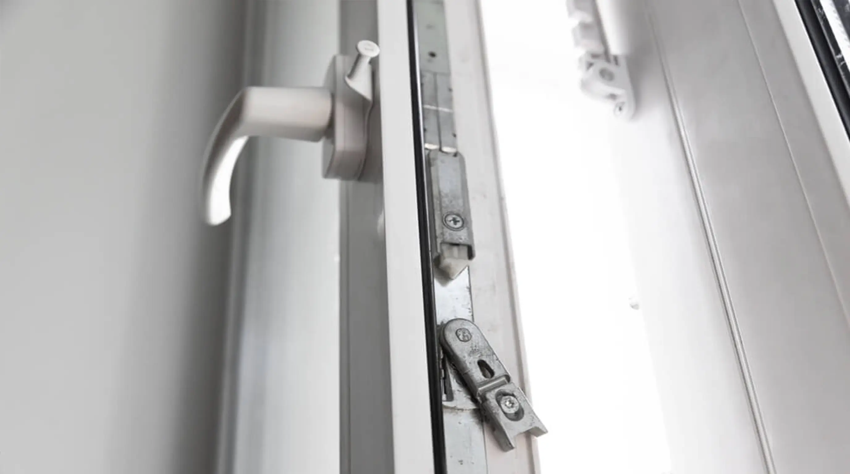 poziomowanie ramy okiennej przy użyciu lasera krzyżowego 