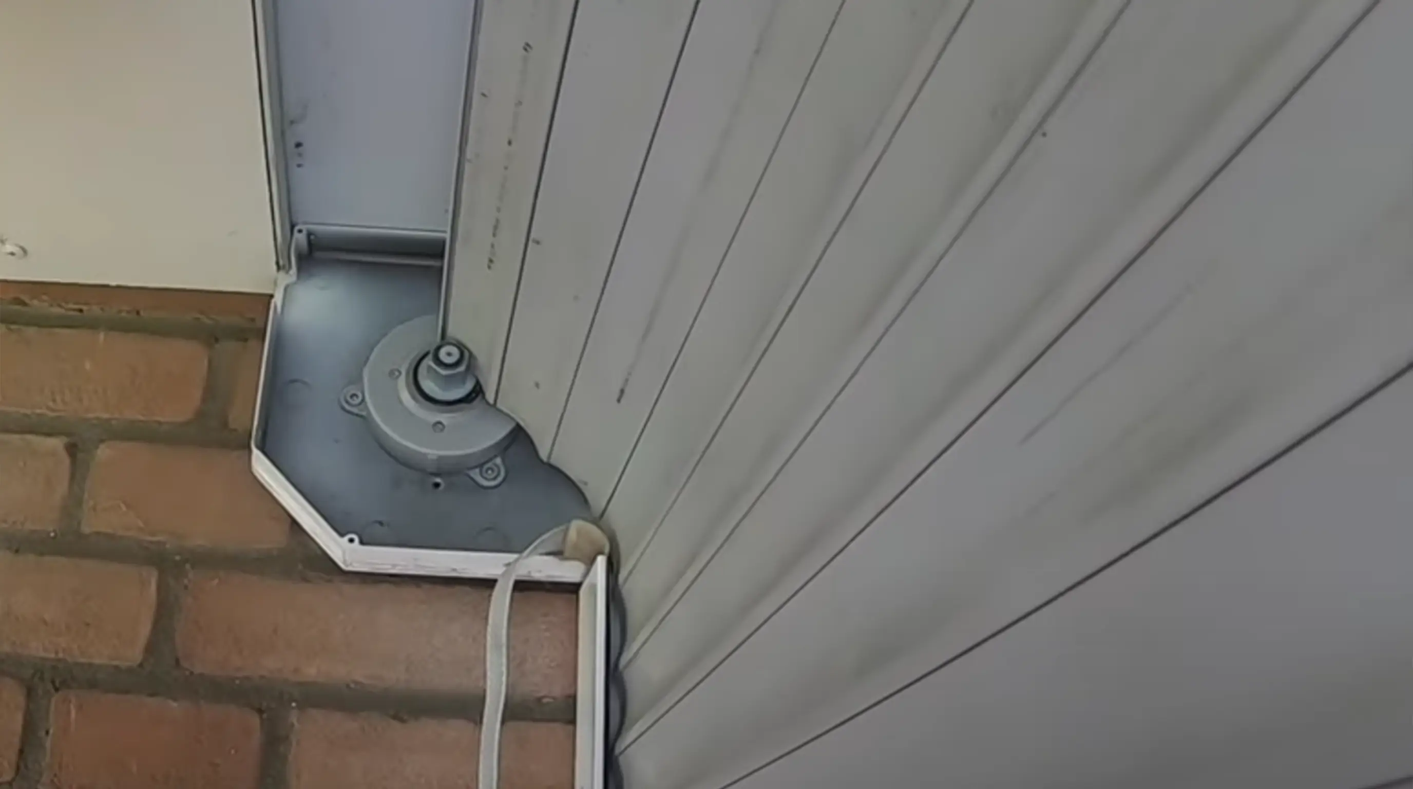 Wymiana zerwanego paska rolety zewnętrznej