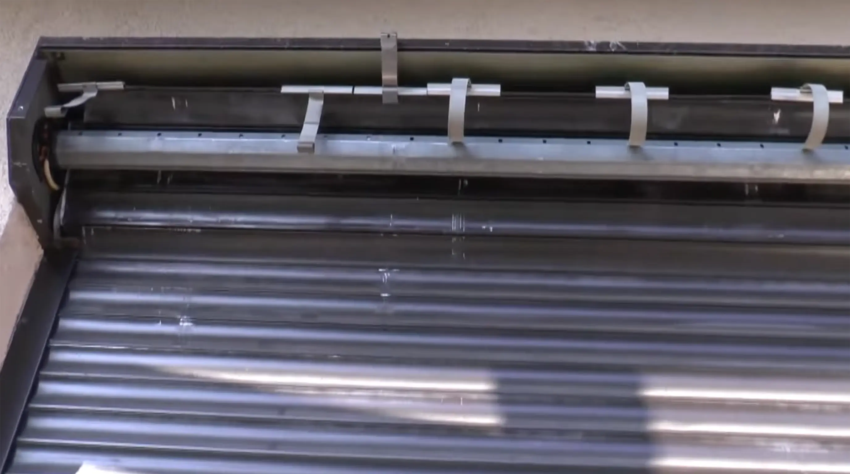 Zerwane wieszaki pancerza w roletie zewnętrznej