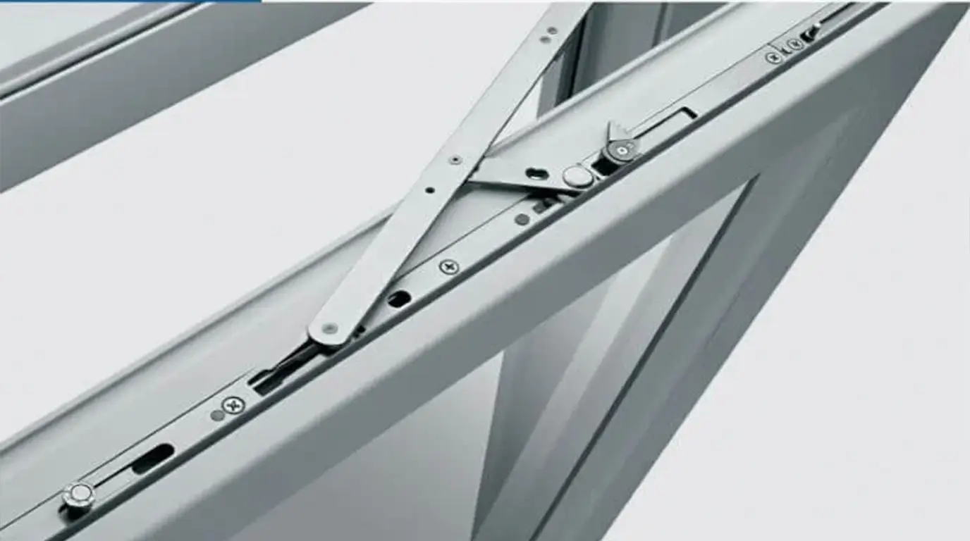 Diagnostyka problemów z oknami - sprawdzanie szczelności i regulacji okuć okiennych