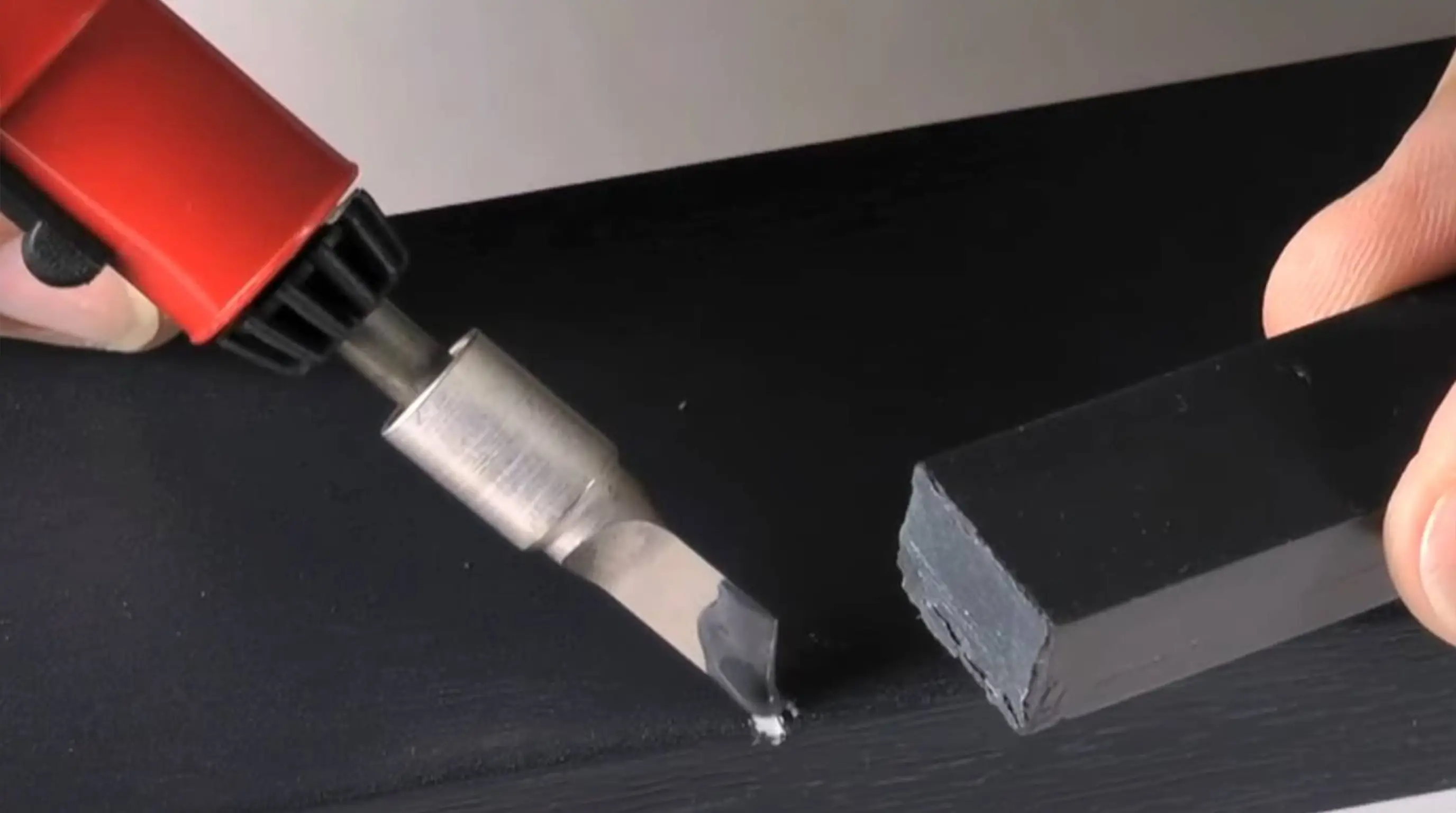 Wypełnianie otworów i ubytków w profilu okiennym twardym woskiem